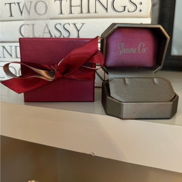 Gift box set from Shane Company for earrings - Picture 2 of 3